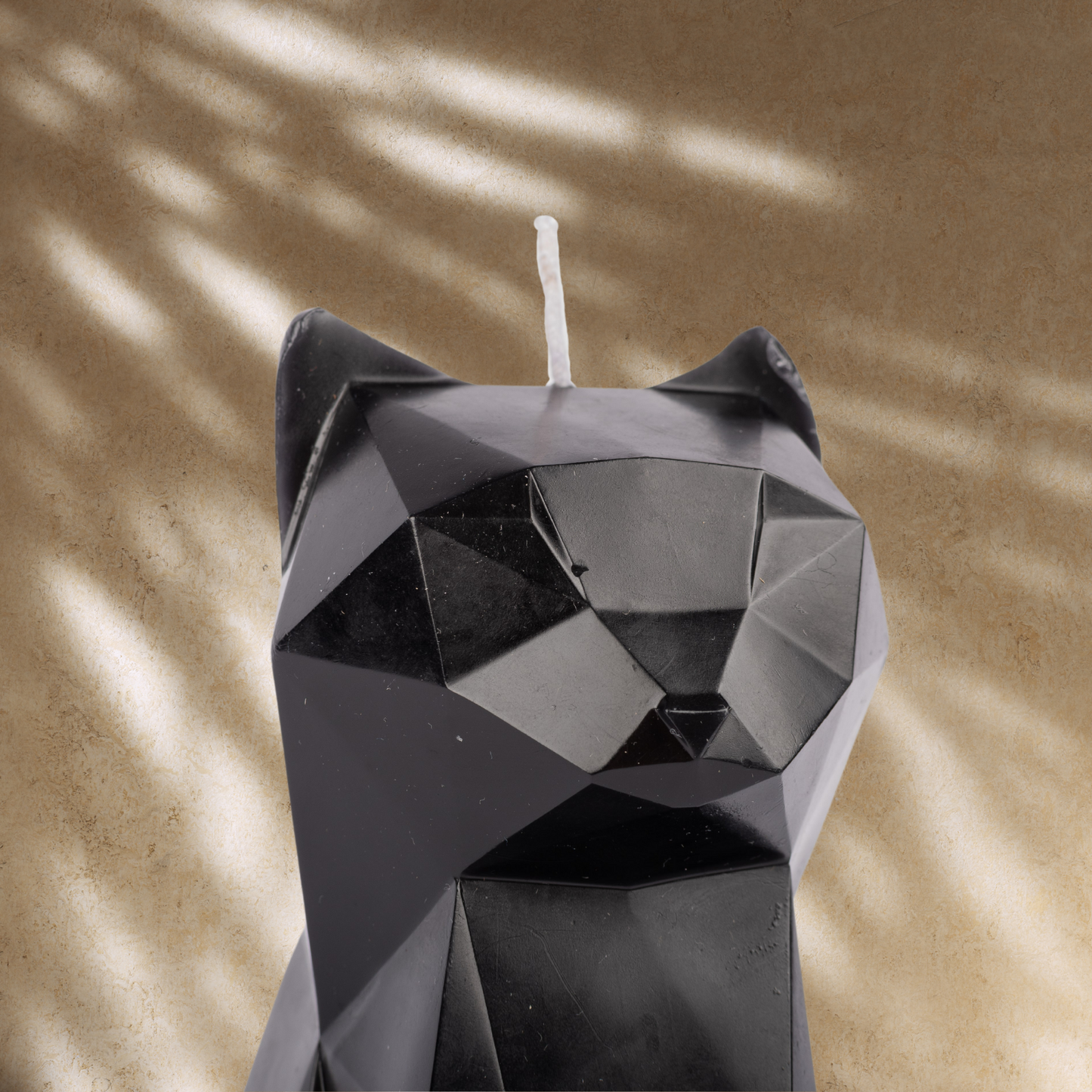 Close-up of cat candle’s head – detailed aesthetic candle for cat lovers gifts