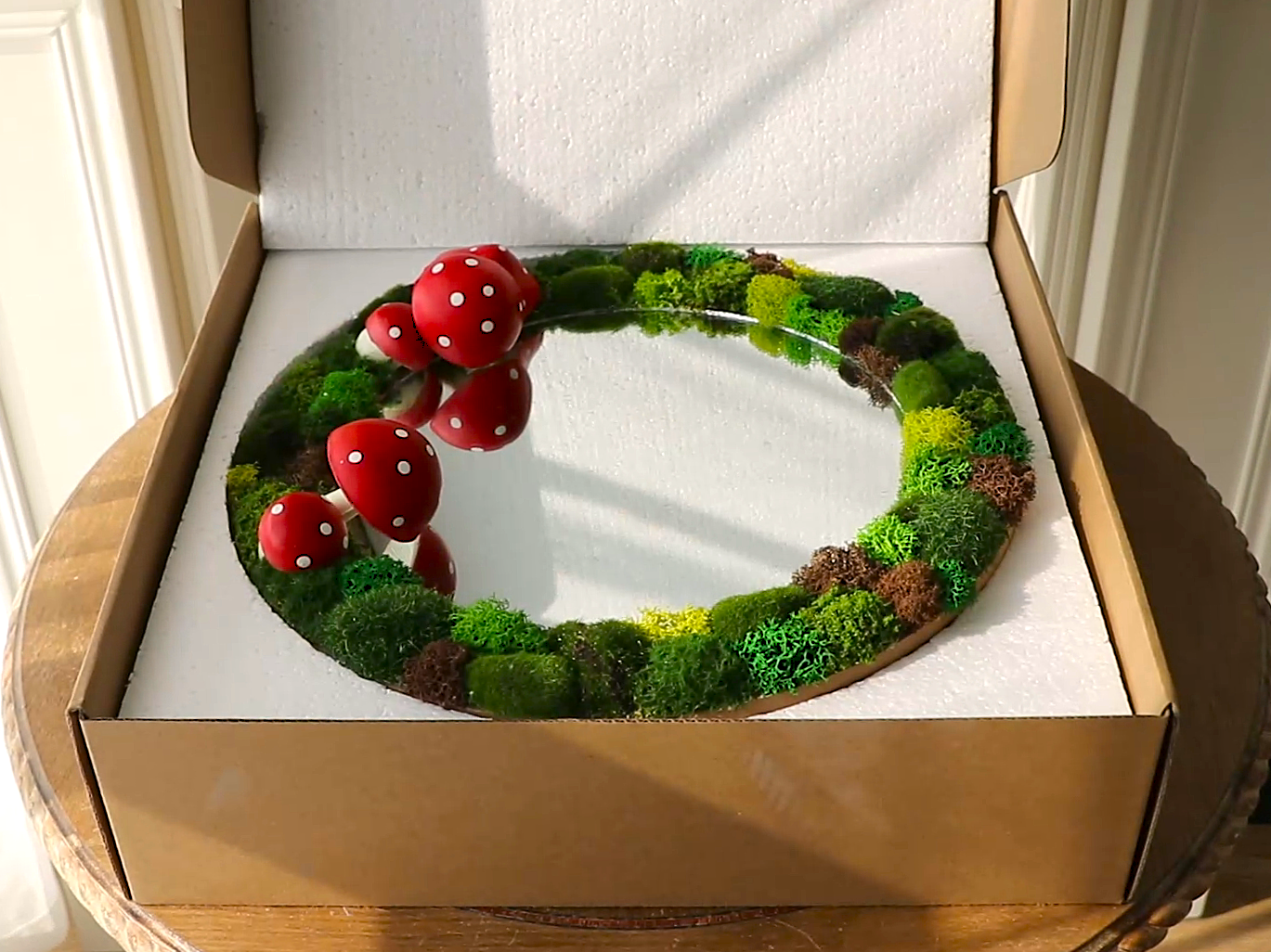 Unboxing gift-ready packaging – decorative mirror with real preserved moss and 5 mushrooms inside the box
