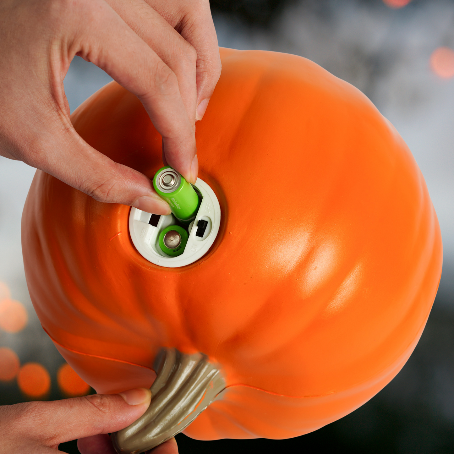 Battery operated Halloween pumpkin – how to insert AA batteries